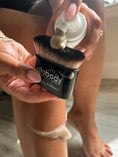Cargar la imagen en la vista de la galería, PureGlo Mousse Especial! Kabuki Brush Gratis!
